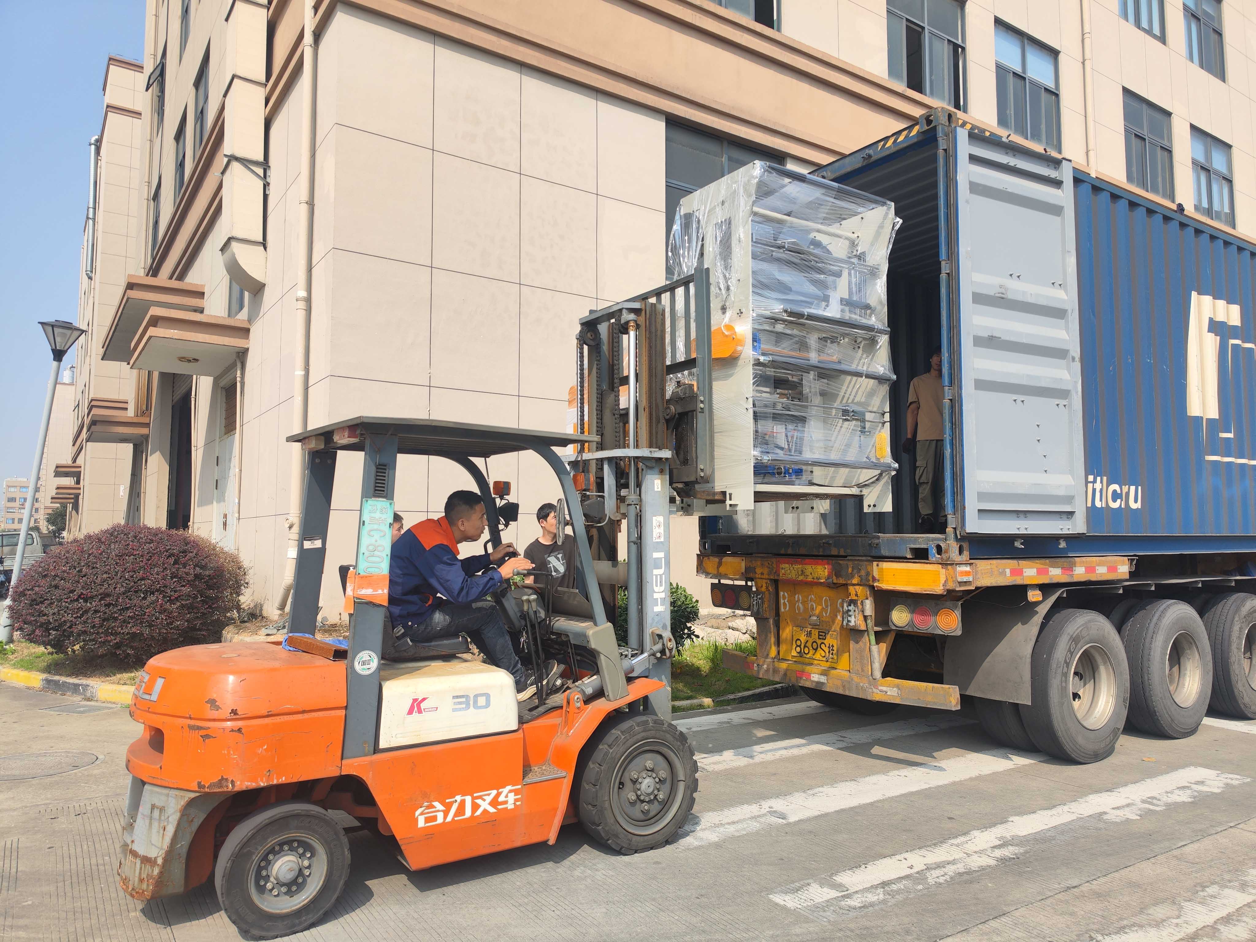 Четыре набора машины, один контейнер, богатый опыт загрузки контейнера для клиента экономить стоимость.