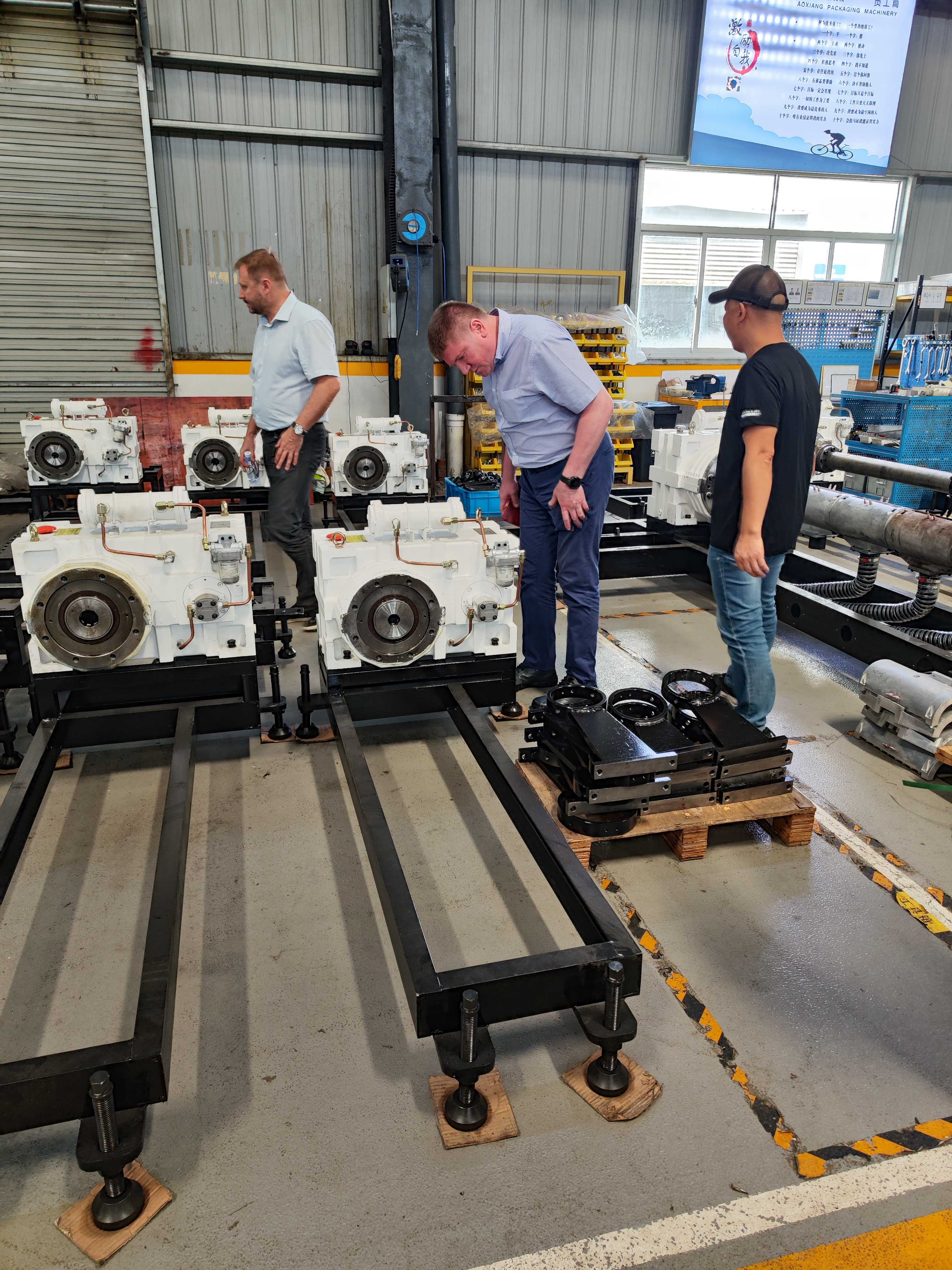 Российские клиенты посещают заводы офлайн и общаются с инженерами.